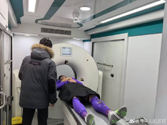 補時(shí)階段頭部被撞，天津記者：目前謝維軍正在醫院接受檢查