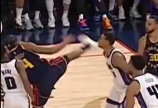 抬腳過(guò)高踢到了對手下巴！NBA官方：穆迪這一動(dòng)作被判1級惡犯